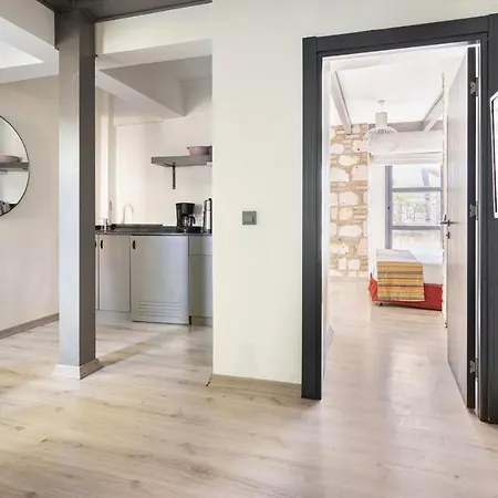 Pleasant Flat Near Hadrians Gate *